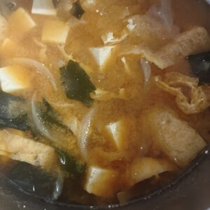 豆腐、油揚げ、玉ねぎ、わかめ入りの味噌汁！